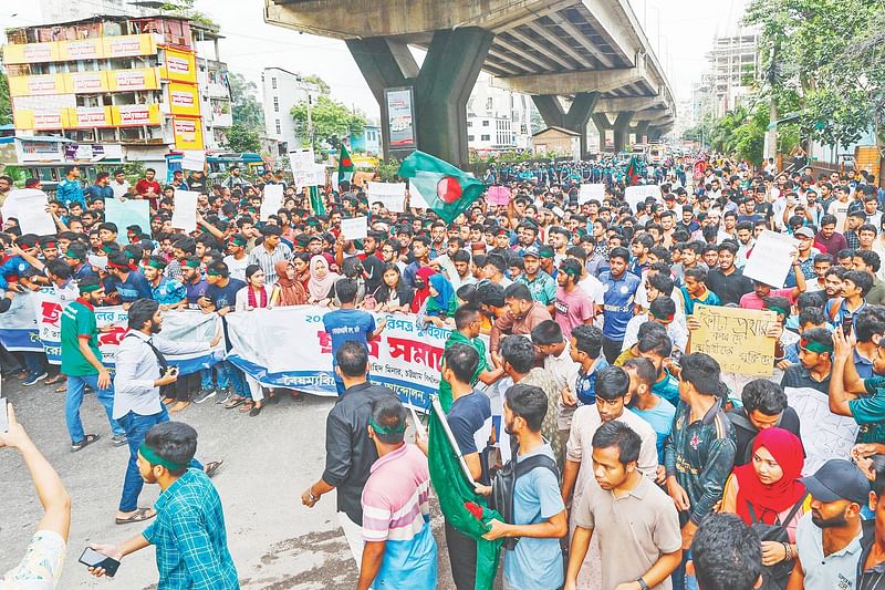 কোটা বাতিলের দাবিতে আন্দোলন করছেন চট্টগ্রাম বিশ্ববিদ্যালয়ের শিক্ষার্থীরা। বিশ্ববিদ্যালয়ে জড়ো হয়ে নগরের ২ নম্বর গেট এলাকায় এসে সড়ক অবরোধ করেন তাঁরা। গতকাল বিকেল সাড়ে পাঁচটায়